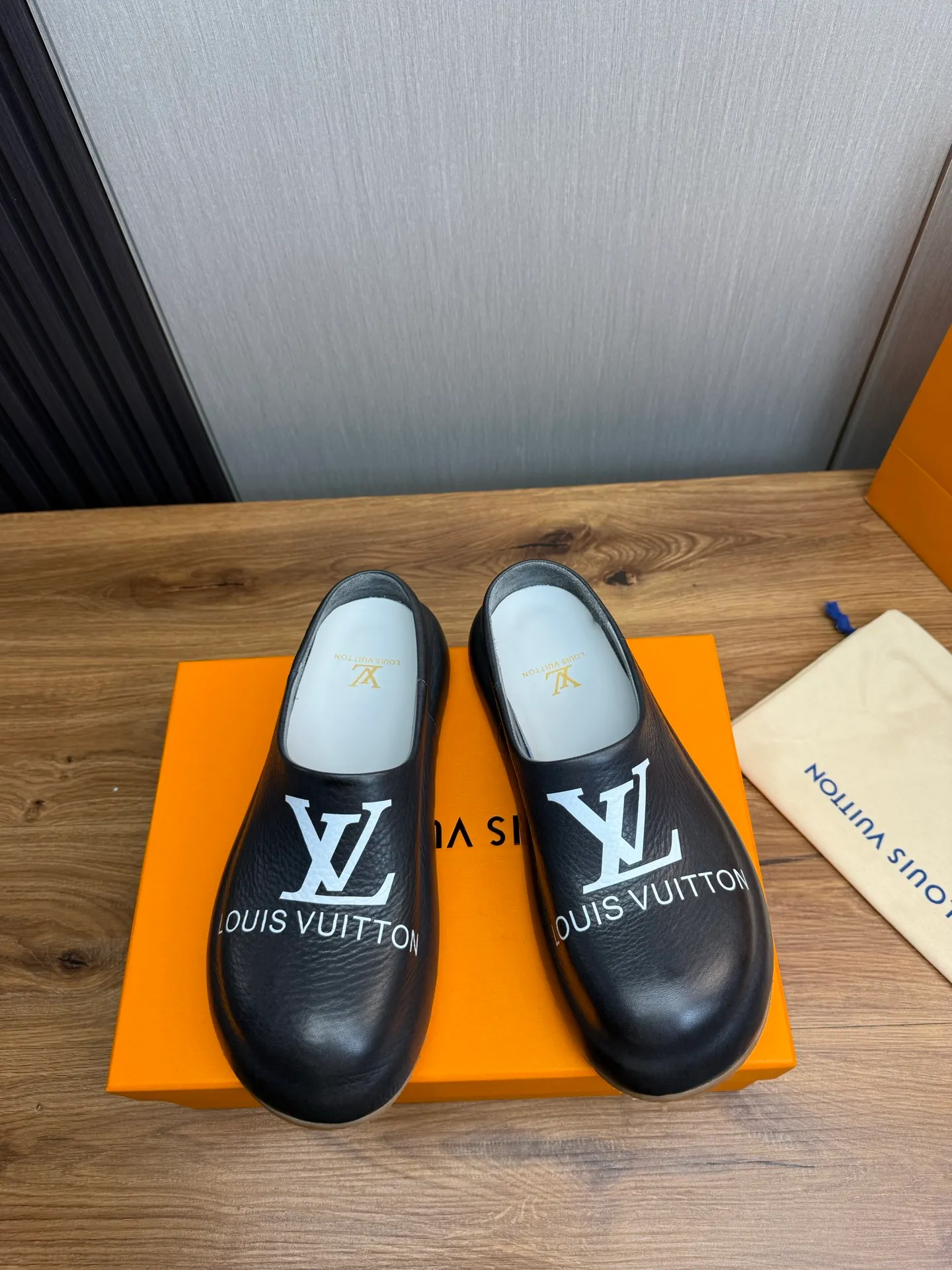 Men's shoes 💰480💰 Lv men's slippers 🩴38-45 size 45 46 🉑️Customized! Full leather slippers: cowhide on the outside, sheepskin on the inside ✅Original outsole⬆️